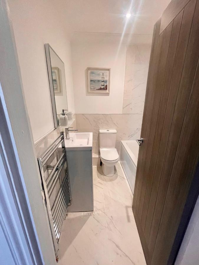 בורנמות' Exquisite Apartment, Stone Throw From The Beach מראה חיצוני תמונה