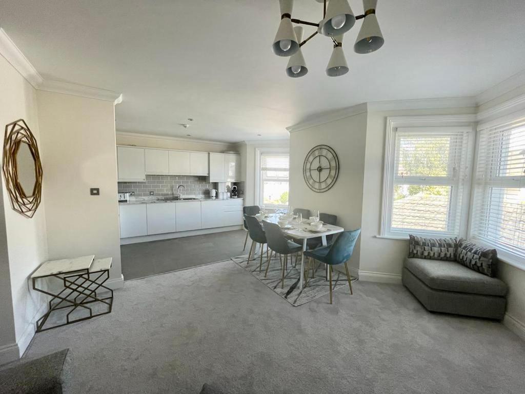 בורנמות' Exquisite Apartment, Stone Throw From The Beach מראה חיצוני תמונה