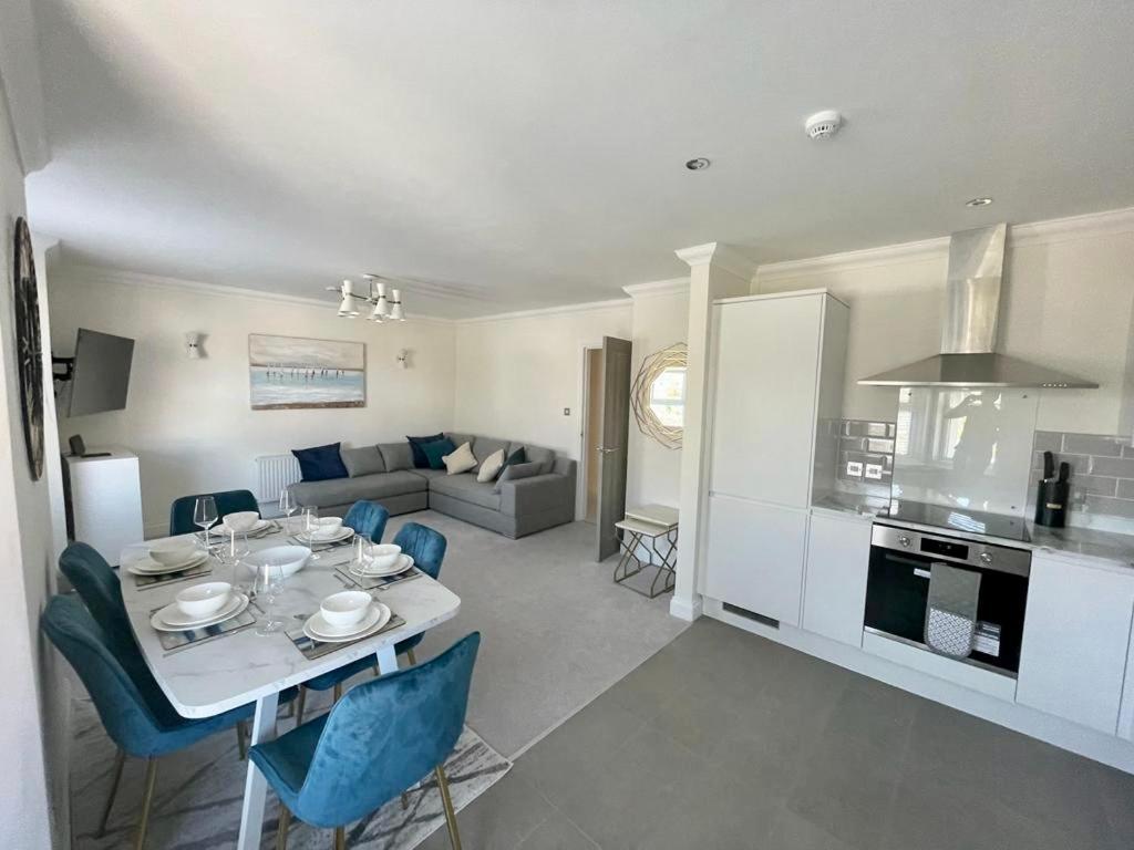 בורנמות' Exquisite Apartment, Stone Throw From The Beach מראה חיצוני תמונה