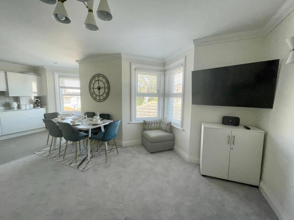 בורנמות' Exquisite Apartment, Stone Throw From The Beach מראה חיצוני תמונה