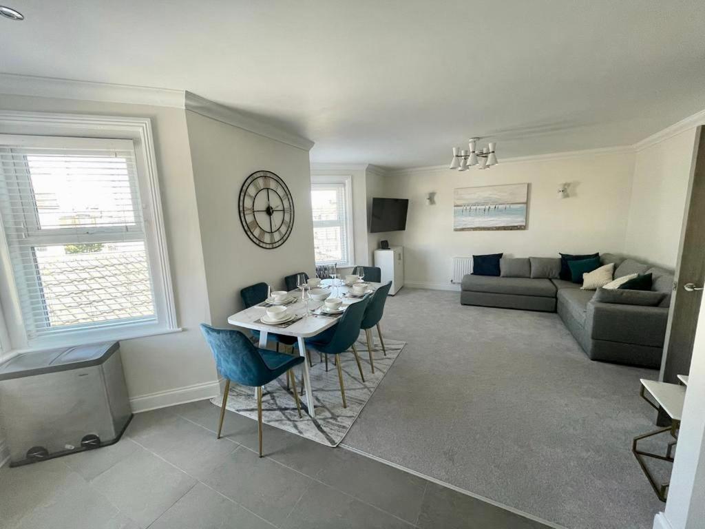 בורנמות' Exquisite Apartment, Stone Throw From The Beach מראה חיצוני תמונה