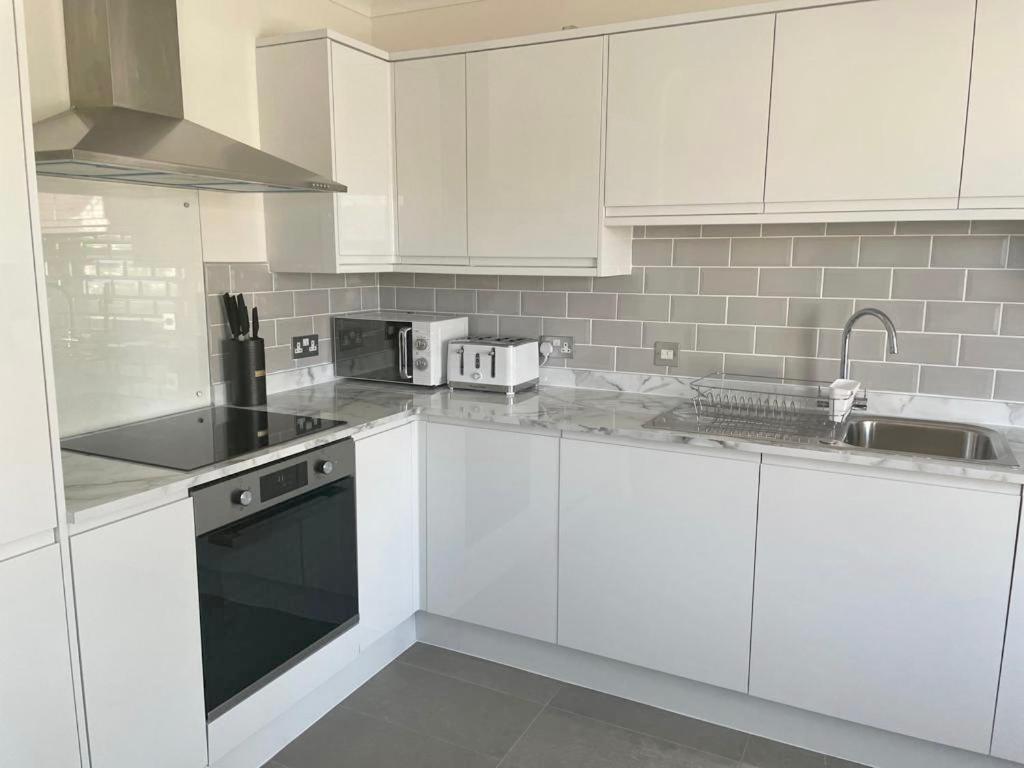 בורנמות' Exquisite Apartment, Stone Throw From The Beach מראה חיצוני תמונה