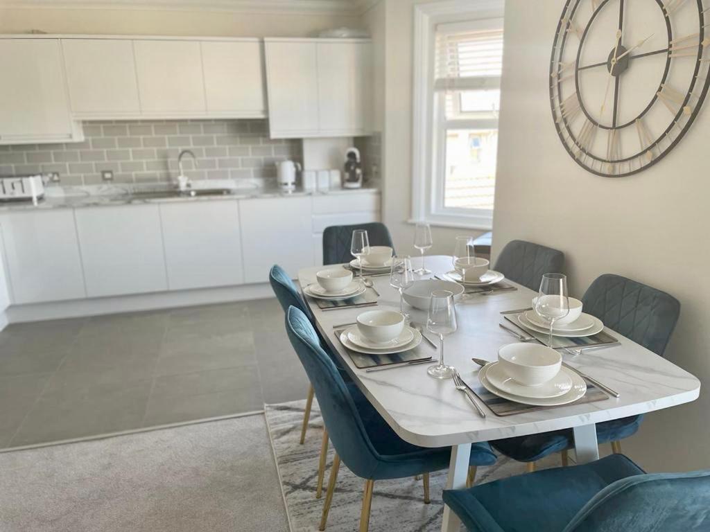 בורנמות' Exquisite Apartment, Stone Throw From The Beach מראה חיצוני תמונה